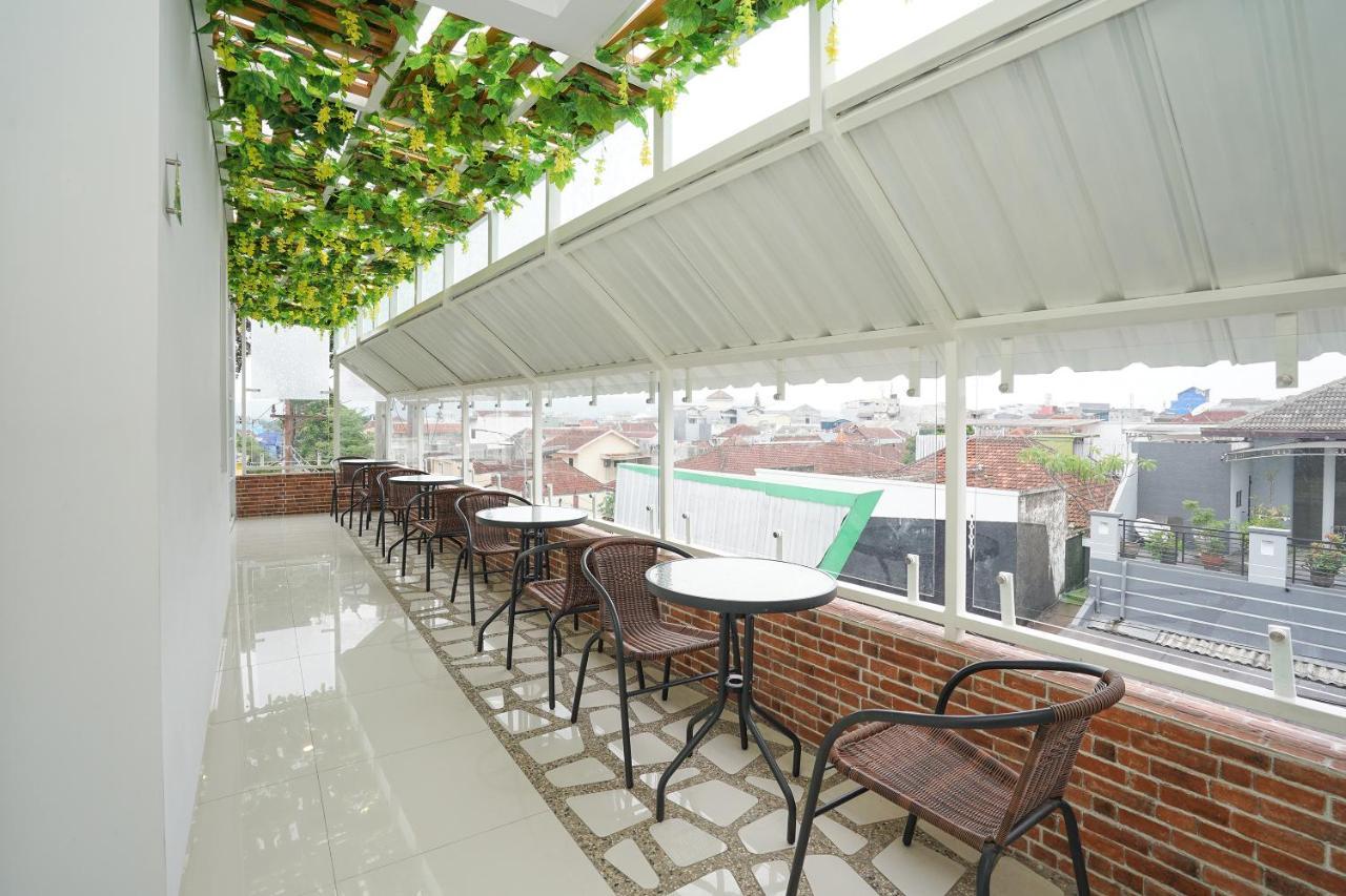 Oyo 272 M Suite Residence Malang Exterior foto