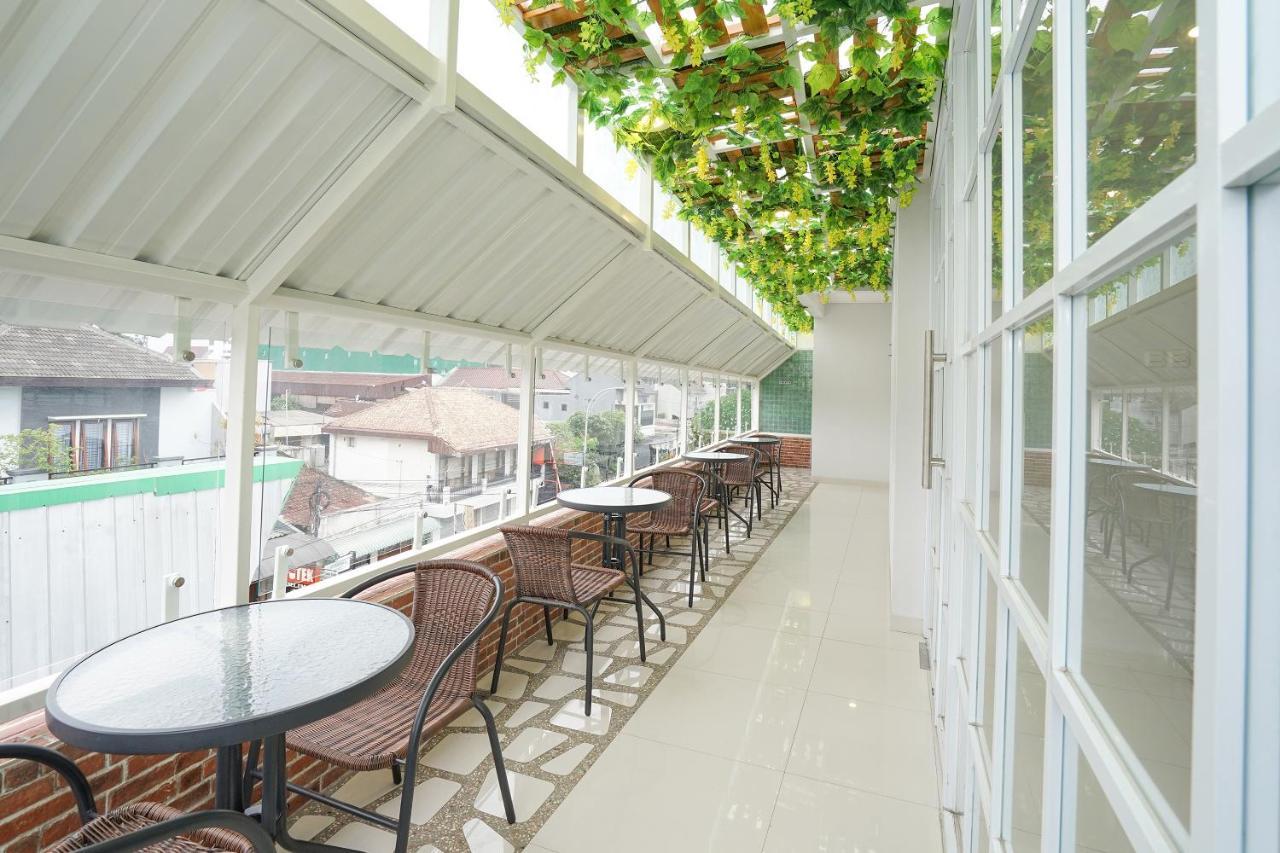 Oyo 272 M Suite Residence Malang Exterior foto