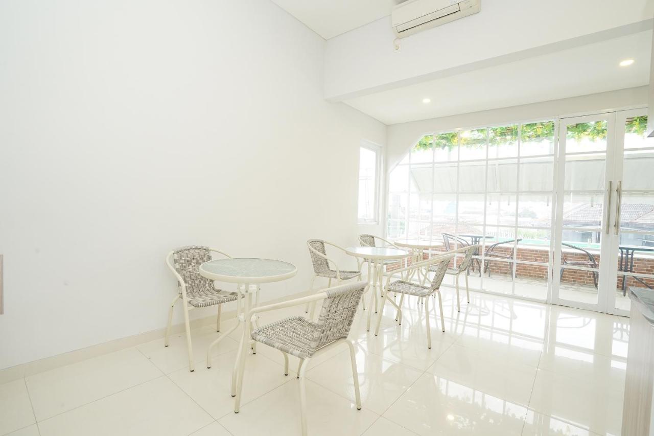 Oyo 272 M Suite Residence Malang Exterior foto